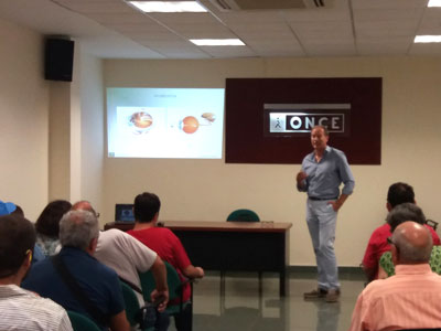 Noticia de Almería 24h: La Unidad de Oftalmología del Hospital de Poniente imparte una charla sobre enfermedades de la retina en la sede de la Fundación ONCE