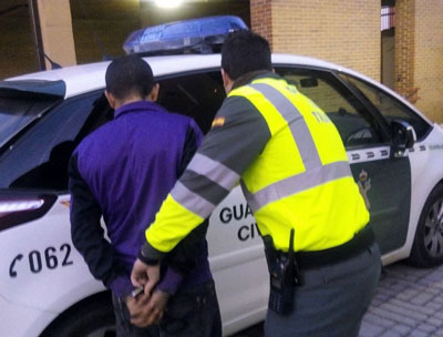 Noticia de Almería 24h: Un hombre detenido por agredir a su compañera y sus hijos, uno de siete años y otro de tres meses