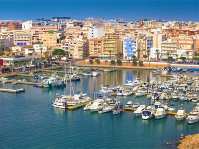 Noticia de Almería 24h: El puerto de Roquetas de Mar ondea la bandera azul concedida por su gestión y calidad medioambiental 