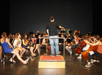 Un buen director de orquesta debe tener una gran preparacin musical, gran tcnica y capacidad para transmitir