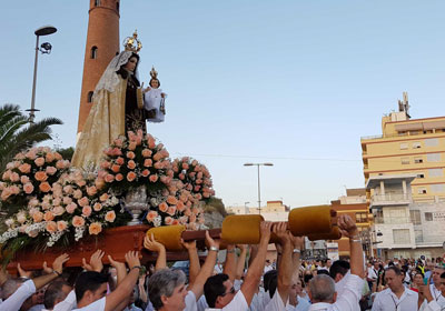 Adra vive con fervor la festividad de la patrona de los marineros