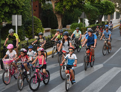 Los nios de Gdor disfrutan de un recorrido veraniego en bicicleta por el municipio