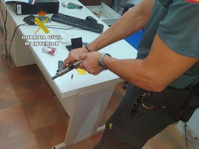 Noticia de Almería 24h: Detenido un hombre que deambulaba exhibiendo un arma de fuego en la zona de establecimientos públicos en Roquetas
