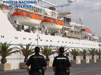 La Polica Nacional detiene a dos fugitivos en el Puesto Fronterizo del puerto de Almera   
