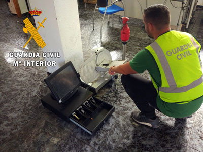 Noticia de Almería 24h: La Guardia Civil detiene a dos personas por robar en el Club Náutico de Almerimar 