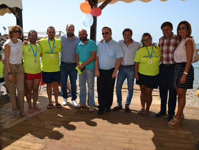 El Ayuntamiento homenajea a los voluntarios del programa de atencin a personas con movilidad reducida en la playa 