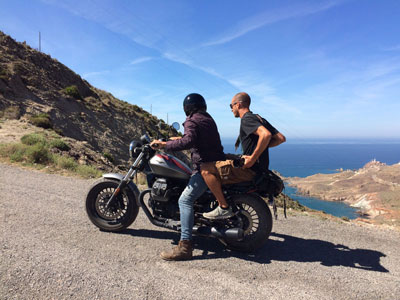 La televisin pblica italiana recorre en motocicleta los entornos naturales del destino Costa de Almera