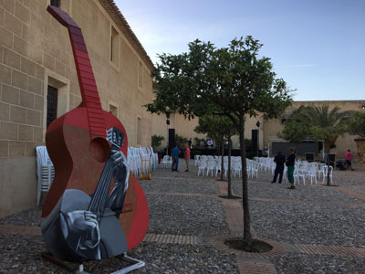 Noticia de Almera 24h: El Festival de Flamenco del Jaroso se une al homenaje de Antonio de Torres con la exposicin de guitarras gigantes de Almera