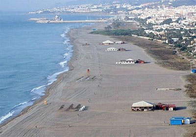 Noticia de Almería 24h: Un Guardia Civil fuera de servicio salva la vida a varias personas en la playa de Vera