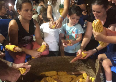 Gran participacin en el tradicional desgranijo con un entorno renovado