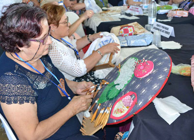 Trescientas encajeras se renen en el VIII Encuentro de Bolillos de las fiestas en honor a la Virgen del Rosario