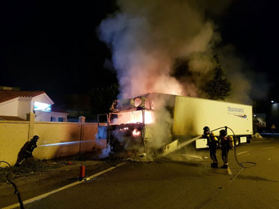 Los Bomberos sofocan el incendio originado en la cabeza tractora de un trailer en Hurcal