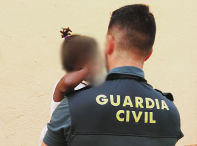 Noticia de Almería 24h: Rescatan a una niña de tres años con medio cuerpo por encima de la barandilla de un segundo piso