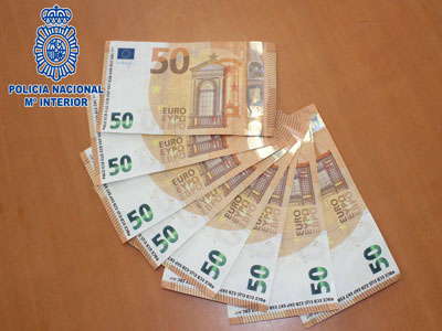 La Polica Nacional detiene a un hombre por pagar con billetes falsos de 50 euros en un comercio de Almera