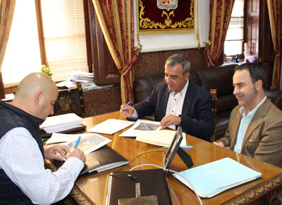 El Alcalde firma el convenio de cesin de uso del terreno en el que se ubicar La Mojaquera 