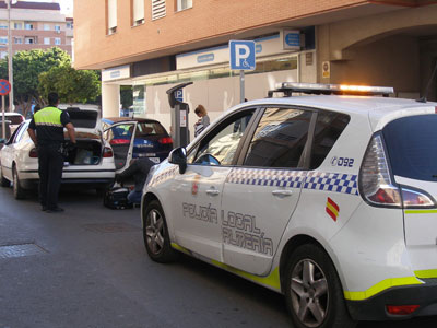 La Polica Local denuncia a nueve taxistas piratas en el entorno de la Intermodal
