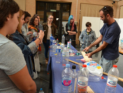 Un centenar de estudiantes descubren el lado social de la msica con un taller de instrumentos reciclados