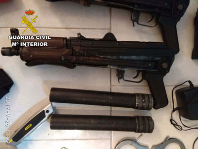Noticia de Almería 24h: Detenido un vecino de Roquetas con dos Kalashnikov AK 47 y material de guerra