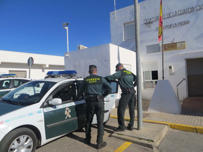 Dos detenidos en Campohermoso por robar un mvil pinchando adems a la vctima en el abdomen