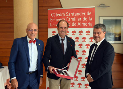 CEF-UAL entrega un reconocimiento al empresario almeriense Luis Escmez