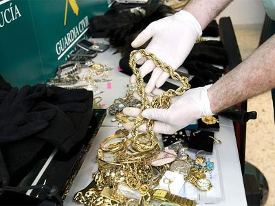 Le roba las joyas a una persona discapacitada que cuidaba, por un valor cercano a 5.000 euros