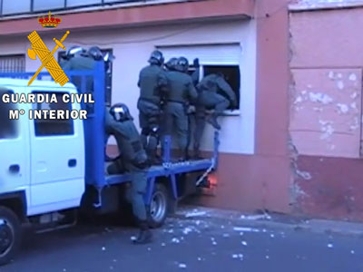 La Guardia Civil logra acceder a un activo punto de venta de droga con puertas blindadas y sistemas de seguridad