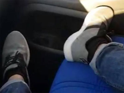 Investigado por grabarse a sí mismo conduciendo con los pies en el asiento del acompañante y compartir el vídeo en Internet