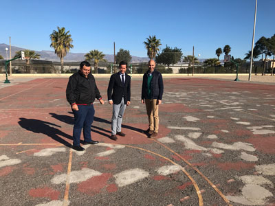 Ayuntamiento y AMPA Trébol piden a Educación la urgente reposición de las pistas polideportivas del CEIP San Agustín