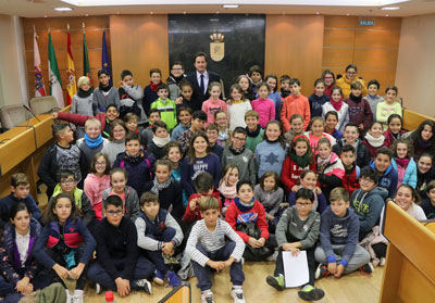 Alumnos del CEIP Loma de Santo Domingo visitan el Ayuntamiento y se renen con el alcalde para preguntarle sobre la gestin municipal