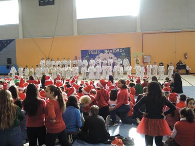 Los alumnos del colegio pblico Bartolom Flores de Mojcar celebran la navidad ms internacional con  un certamen de villancicos