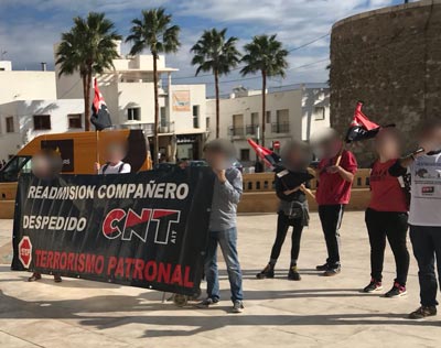 Primera concentración contra el despido del conserje del Pabellón Polideportivo de Carboneras 