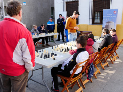 El Club Ajedrez celebra una exhibicin en la plaza del Ayuntamiento como antesala de su XXIX Open Internacional