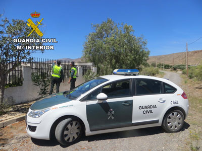 La Guardia Civil auxilia a una persona que amenazaba con tirarse de un tejado