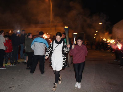 El ncleo de Santa Mara del guila ha celebrado la tradicional Hoguera de San Antn en un gran ambiente festivo y de convivencia