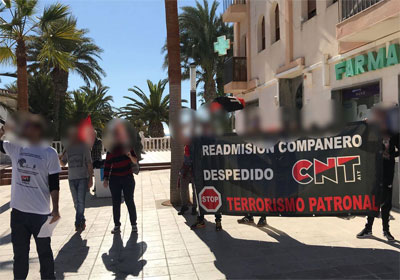 Segunda concentración de protesta por el despido del delegado sindical de CNT en las instalaciones deportivas de Carboneras
