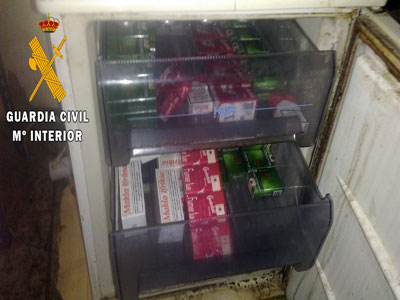 Noticia de Almería 24h: Escondían cajetillas de tabaco sin precinta en el interior de un congelador 