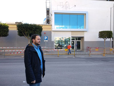 Noticia de Almería 24h: IU denuncia que el Ayuntamiento de El Ejido remodela la Piscina Municipal para hacerla menos accesible.