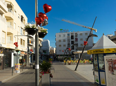 Mil globos rojos con forma de corazn decoran las calles comerciales de Garrucha