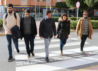 Ven a verme un da, yo te espero de por vida. San Valentn imprime amor en las calles de El Ejido