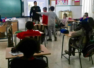 La Polica Local de Mojcar imparte clases de educacin vial en la escuela
