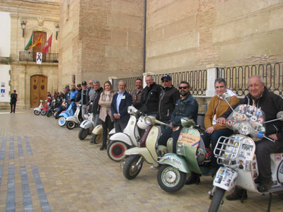 Ruta Urbana de Vespas Antiguas, la gran pasin de gloria fuertes, cmo prembulo a la Semana de la Poesa de Vera 