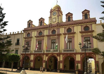 Agentes de Unidad de Delincuencia Econmica y Fiscal de la Polica Nacional entran en el Ayuntamiento de Almera en busca de informacin