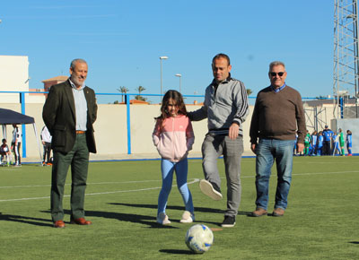 Nino da el pistoletazo de salida del VI Torneo Ftbol Base C.D. Vera