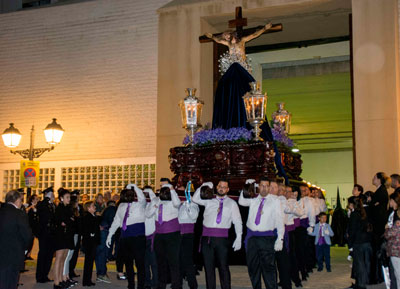 El Cristo de la Misericordia procesion arropado por cientos de fieles