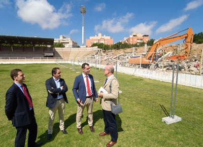 El Ayuntamiento contina adecuando el - Juan Rojas - como campo de rugby con la mejora del csped 