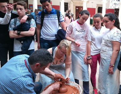 Talleres, demostraciones y una exposicin muestran en la Escuela de Arte el saber hacer de los artesanos de Almera