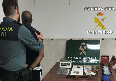Noticia de Almería 24h: Descubren que se estaba vendiendo drogas en un establecimiento de la zona comercial de Aguadulce