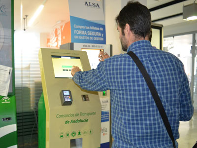 El Consorcio de Transporte instala en Roquetas de Mar una nueva máquina de recarga de títulos de viaje 