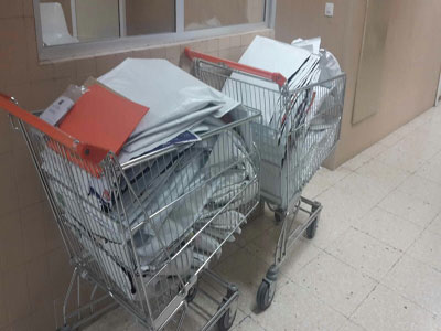CSIF denuncia que el traslado de las historias clnicas en papel en Torrecrdenas se realiza en carros de la compra 