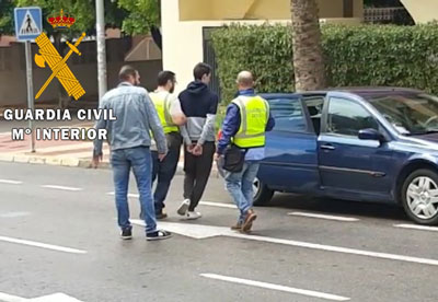 Noticia de Almería 24h: Intenta robarle el bolso a una mujer de avanzada edad y la tira al suelo provocándole una fractura en la cabeza